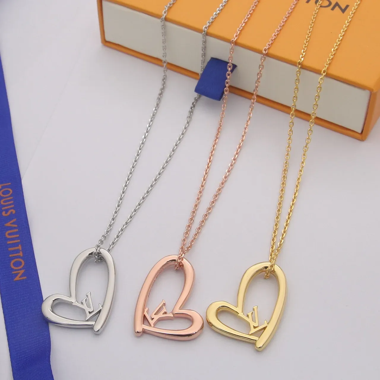 Collier Cœur Louis Vuitton Doré Ouvert 9