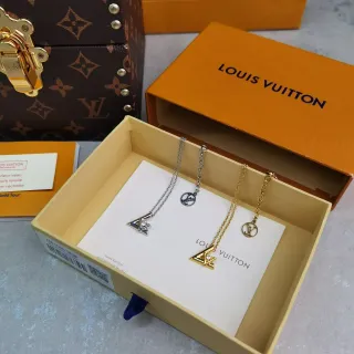 Colar Louis Vuitton Iconic Monogram dourado prata geométrico charm