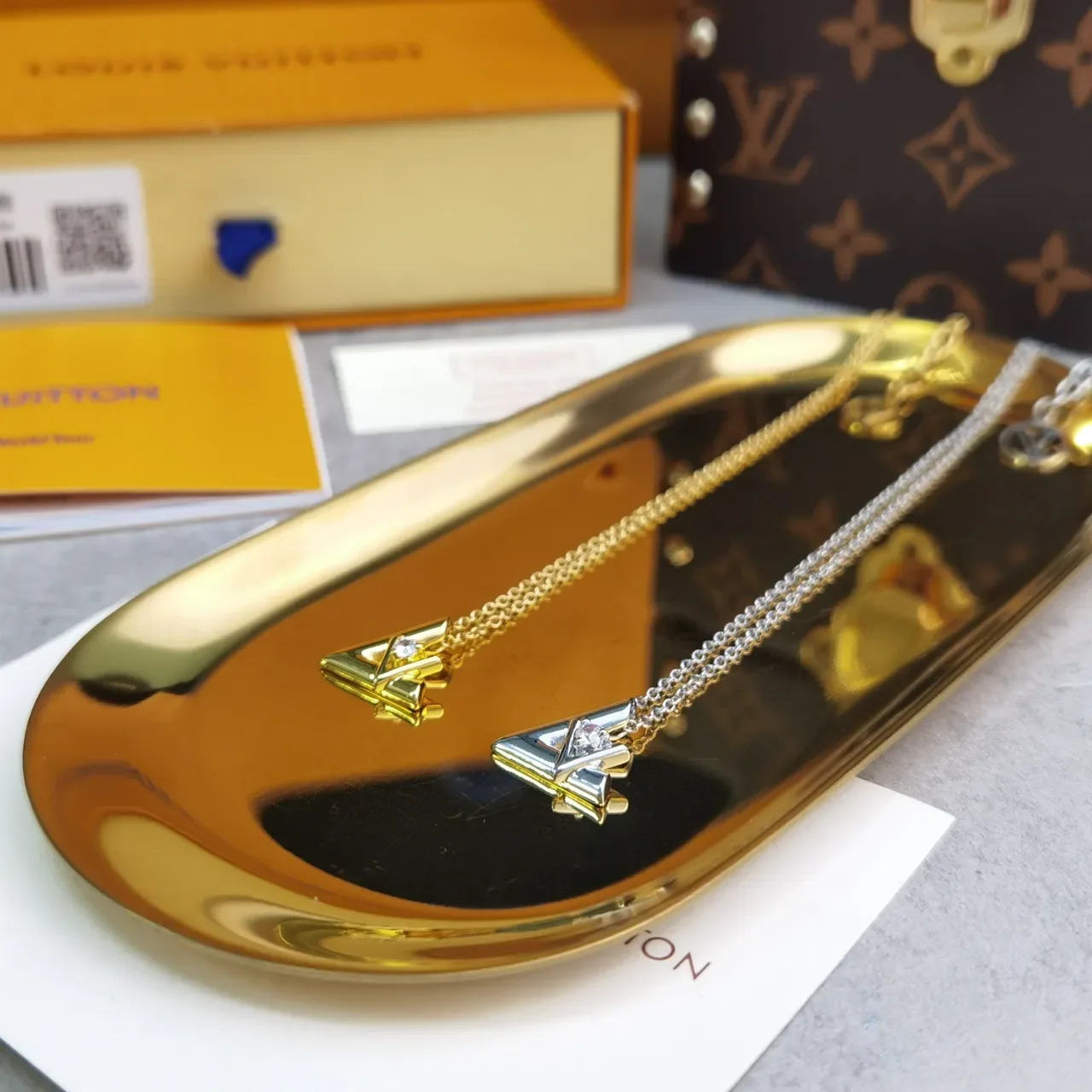 Colar Louis Vuitton Iconic Monogram dourado prata geométrico charm 2
