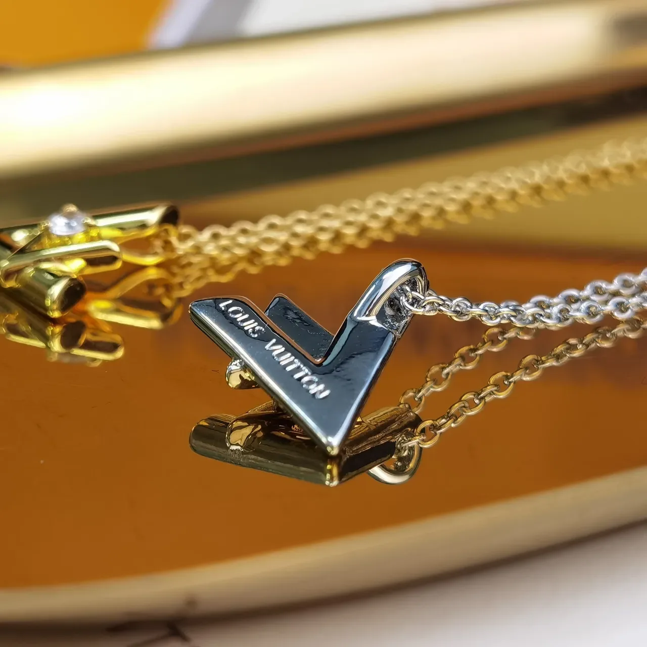 Colar Louis Vuitton Iconic Monogram dourado prata geométrico charm 3