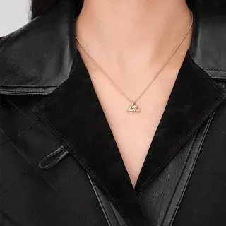 Colar Louis Vuitton Iconic Monogram dourado prata geométrico charm 4