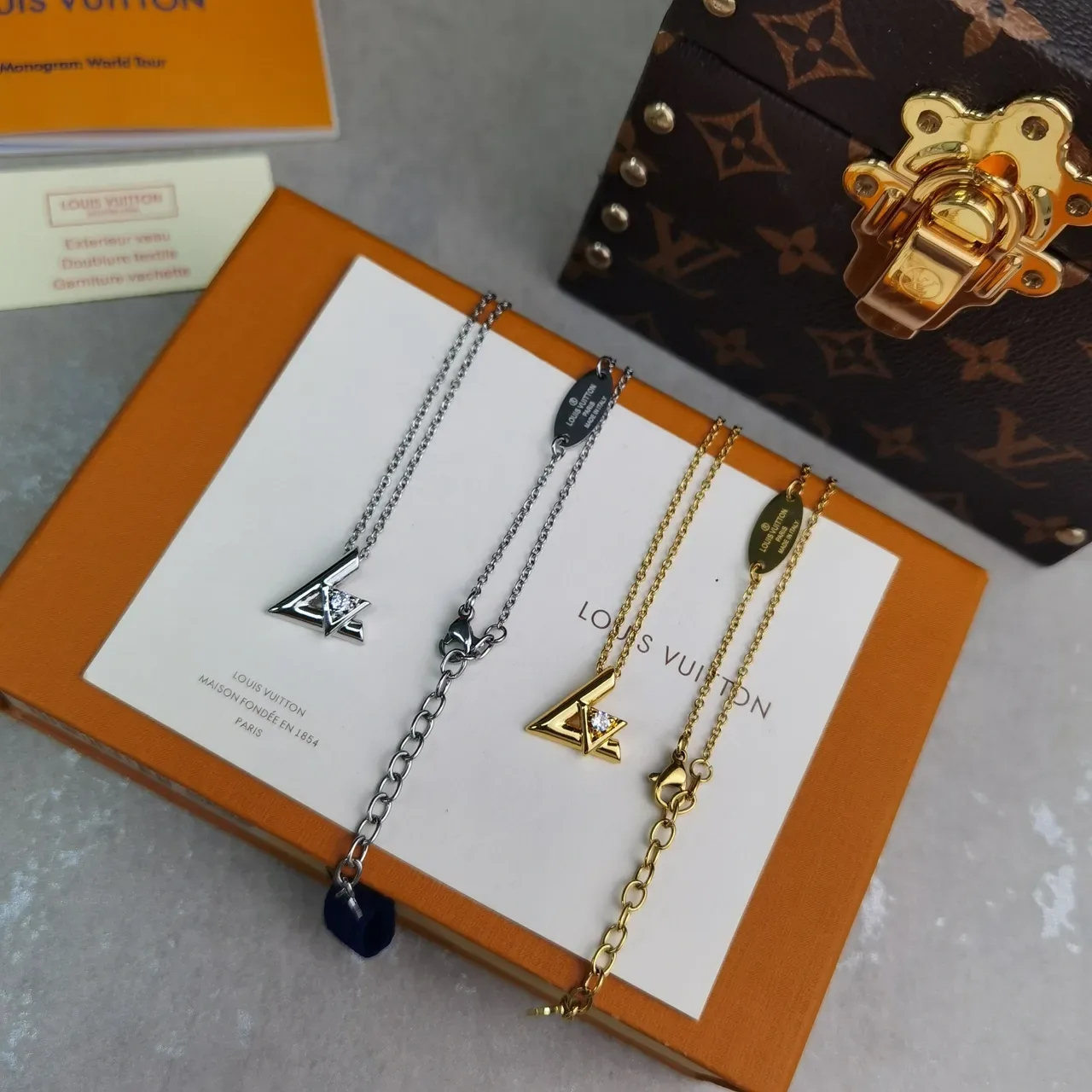 Colar Louis Vuitton Iconic Monogram dourado prata geométrico charm 5