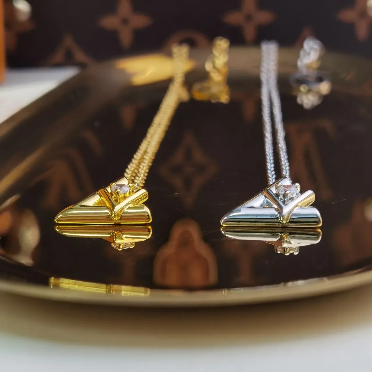 Colar Louis Vuitton Iconic Monogram dourado prata geométrico charm 6