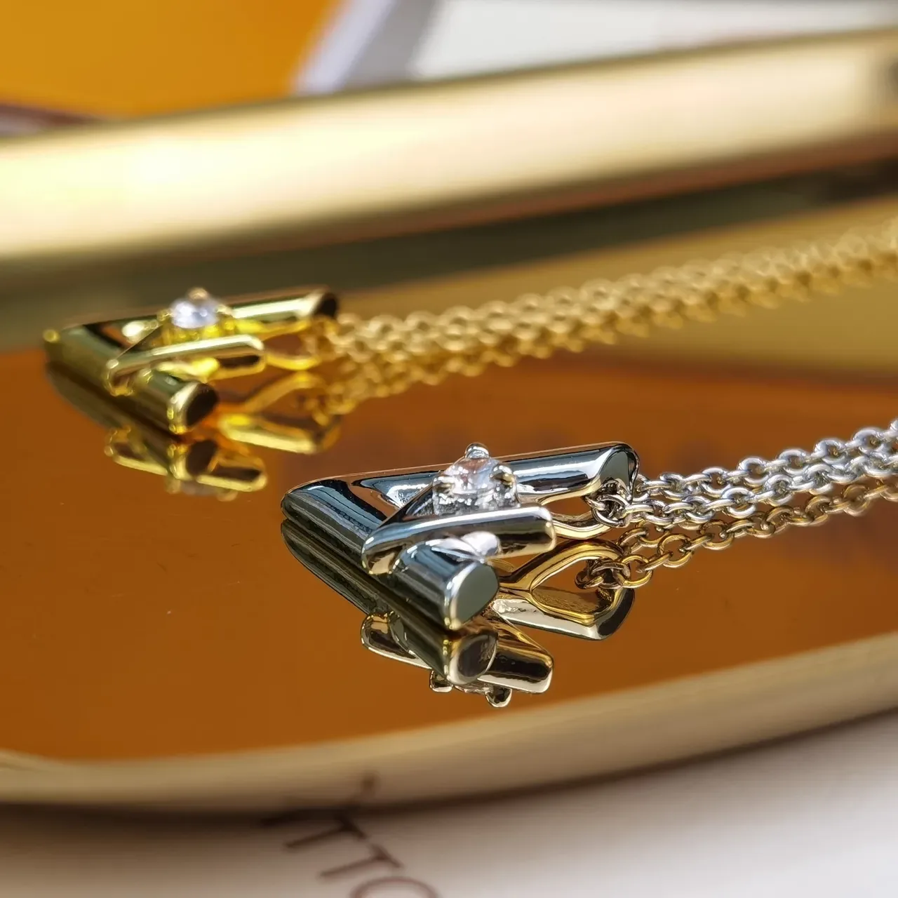 Colar Louis Vuitton Iconic Monogram dourado prata geométrico charm 7