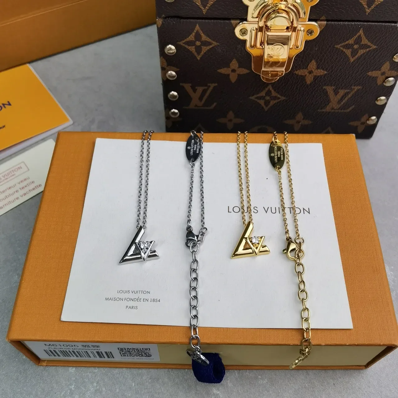 Colar Louis Vuitton Iconic Monogram dourado prata geométrico charm 8