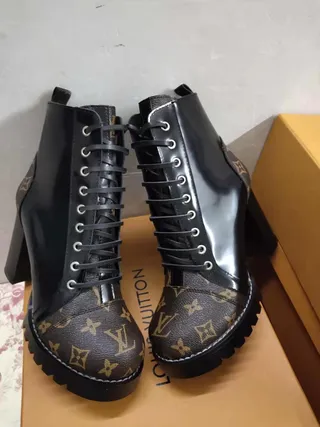 Louis Vuitton Le Cagole Monogram Canvas 和黑色皮革踝靴 2