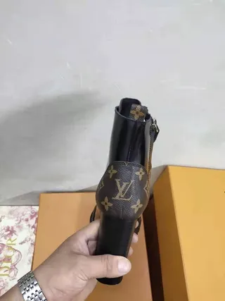Louis Vuitton Le Cagole Monogram Canvas 和黑色皮革踝靴 4