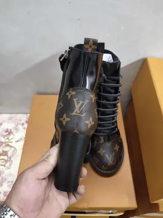 Louis Vuitton Le Cagole Monogram Canvas 和黑色皮革踝靴 5