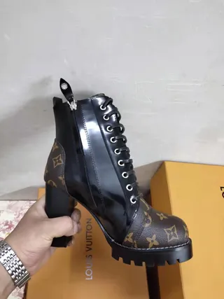 Louis Vuitton Le Cagole Monogram Canvas 和黑色皮革踝靴 6