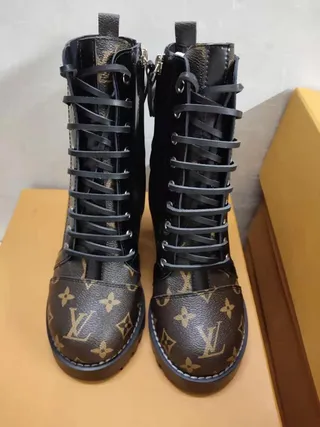 Louis Vuitton Le Cagole Monogram Canvas 和黑色皮革踝靴 7