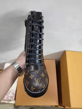 Louis Vuitton Le Cagole Monogram Canvas 和黑色皮革踝靴 8