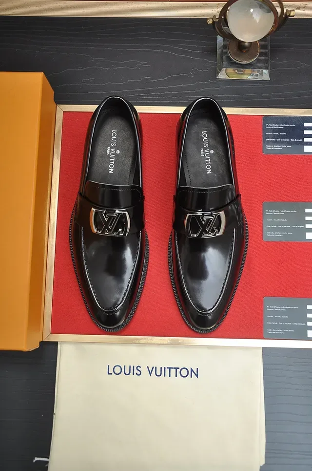 Louis Vuitton लोअफर काला चांदी चमकदार चमड़ा धातु एलवी बकल पट्टी लोअफर 5