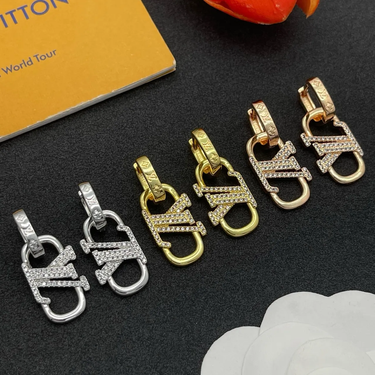 Brincos Louis Vuitton Lockit dourado transparente com bisagra aro pavé incrustado de cristais 2