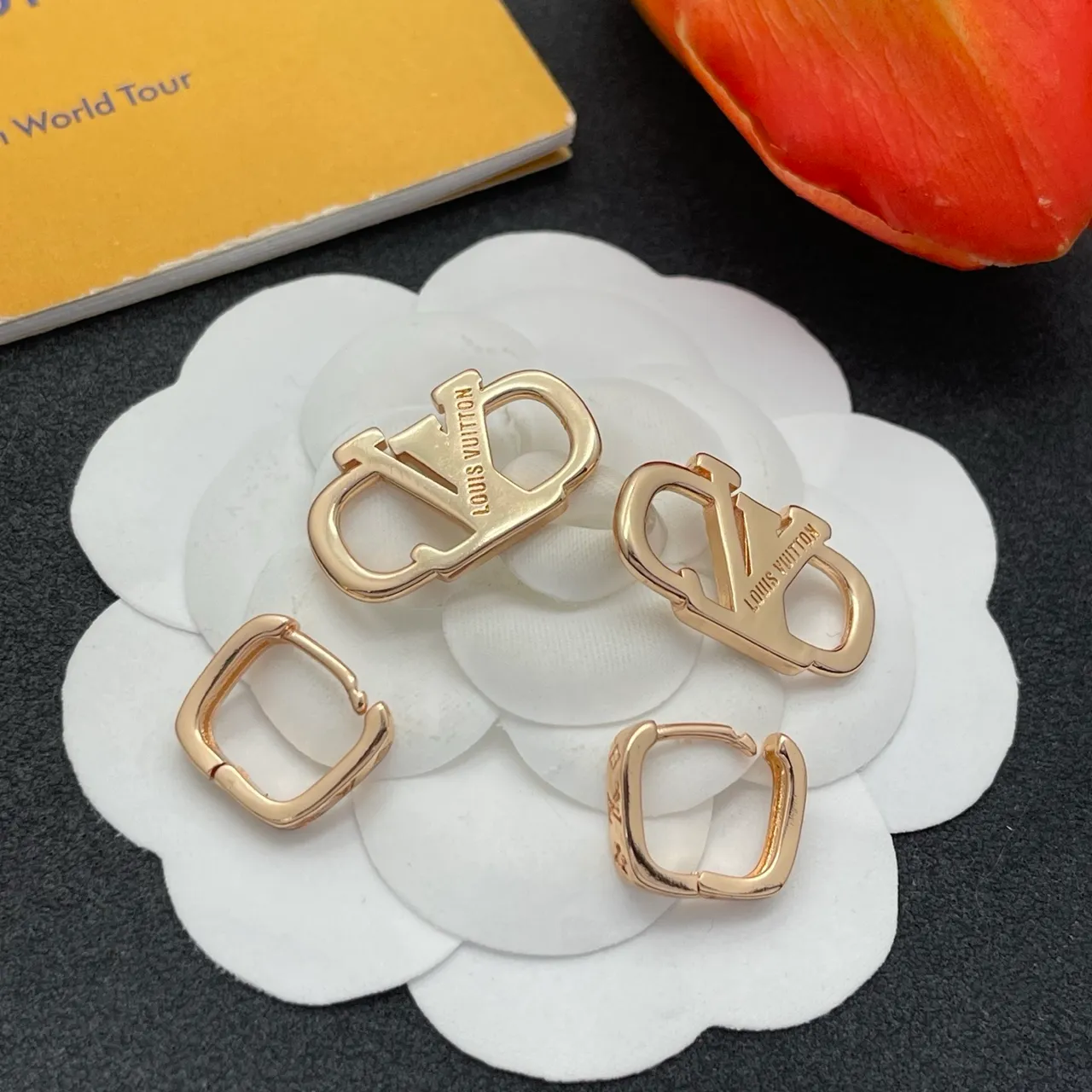 Brincos Louis Vuitton Lockit dourado transparente com bisagra aro pavé incrustado de cristais 3