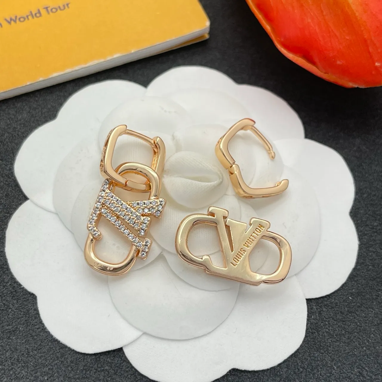 Brincos Louis Vuitton Lockit dourado transparente com bisagra aro pavé incrustado de cristais 4