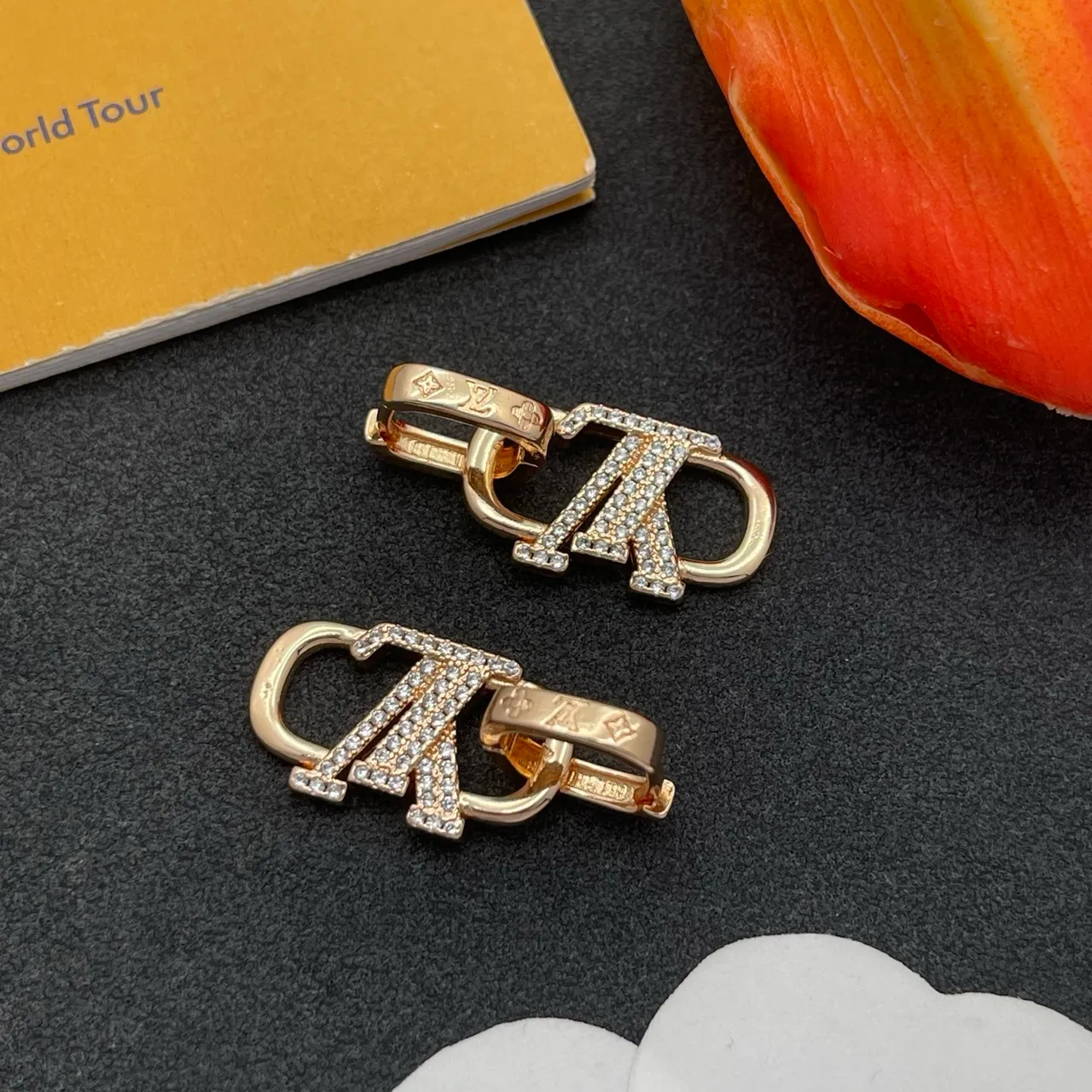 Brincos Louis Vuitton Lockit dourado transparente com bisagra aro pavé incrustado de cristais 6