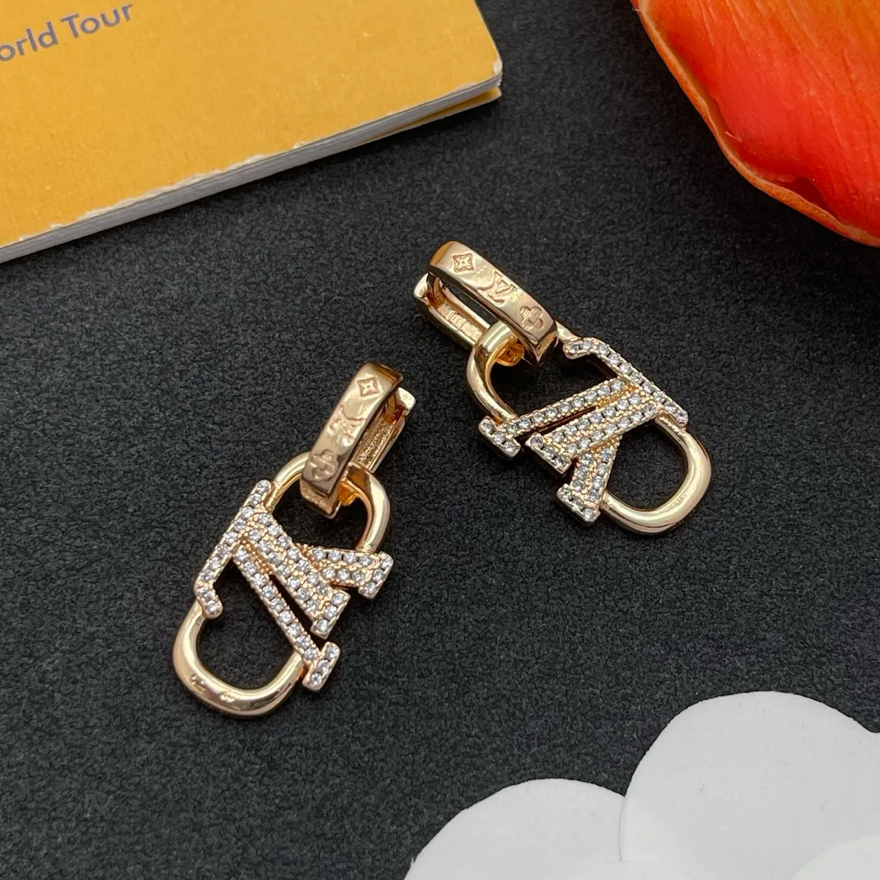 Brincos Louis Vuitton Lockit dourado transparente com bisagra aro pavé incrustado de cristais 7