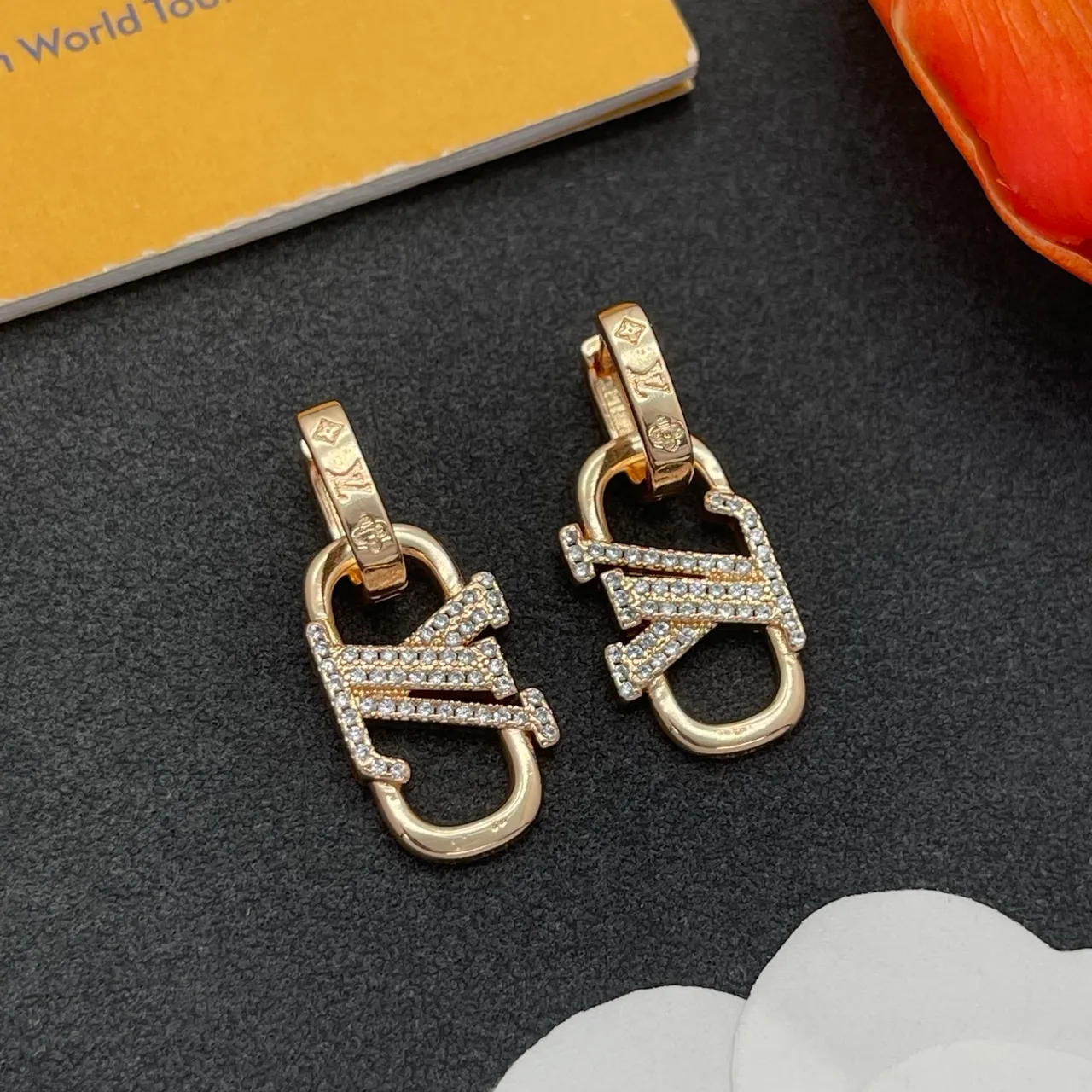 Brincos Louis Vuitton Lockit dourado transparente com bisagra aro pavé incrustado de cristais 8