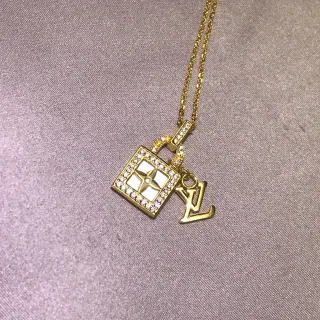 Louis Vuitton Lockit Jewelry সোনালী টোন Pavé ক্রিস্টাল এবং এনামেল পেন্ডেন্ট নেকলেস