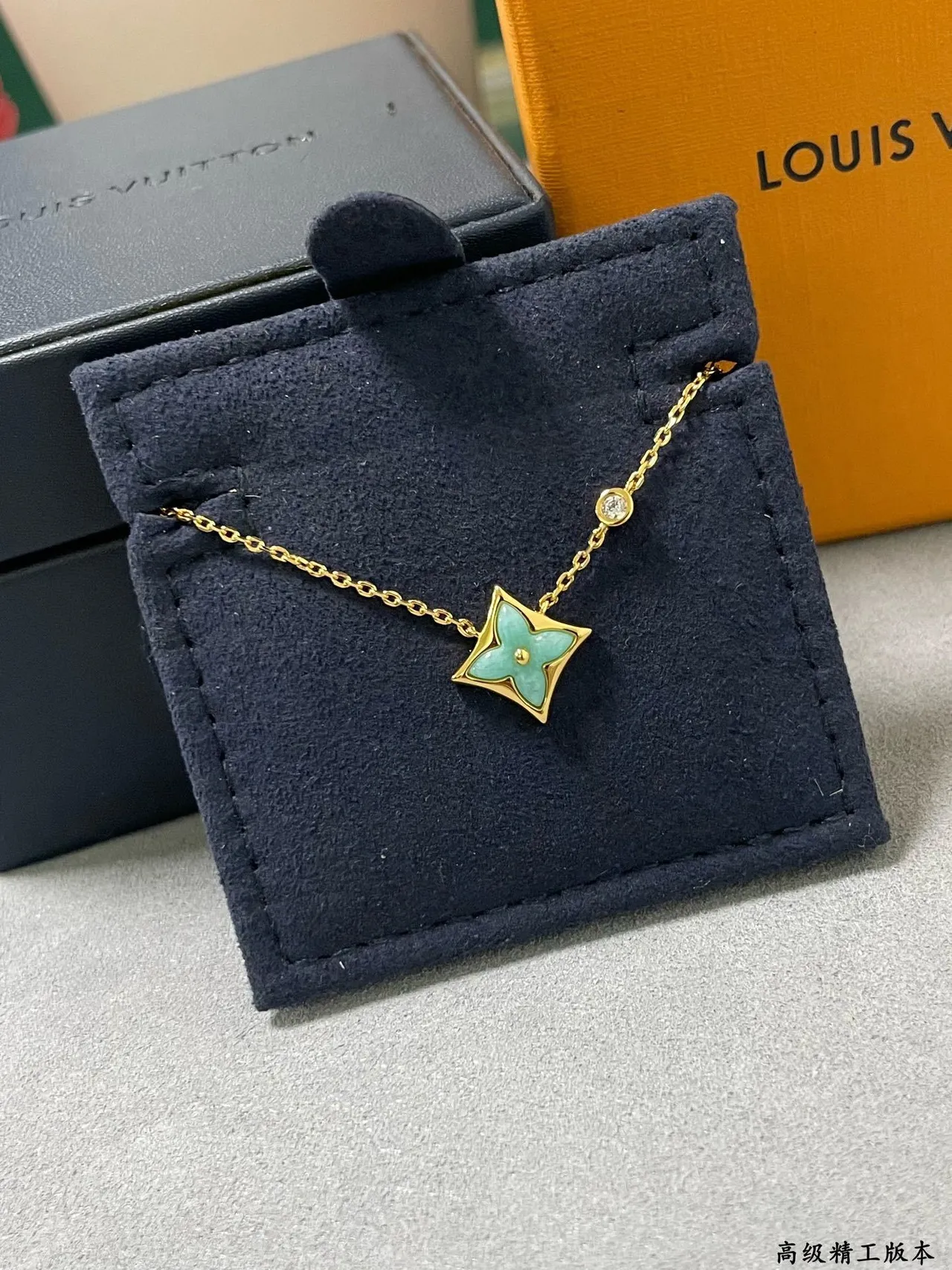 Louis Vuitton LV Colliers pendentifs en fleur d'émail turquoise en forme de quatre feuilles 3