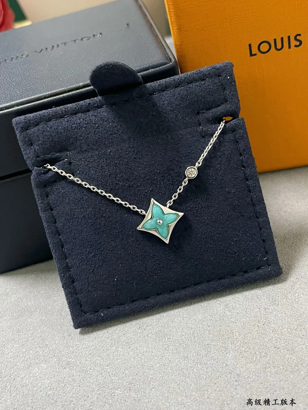 Louis Vuitton LV Colliers pendentifs en fleur d'émail turquoise en forme de quatre feuilles 4