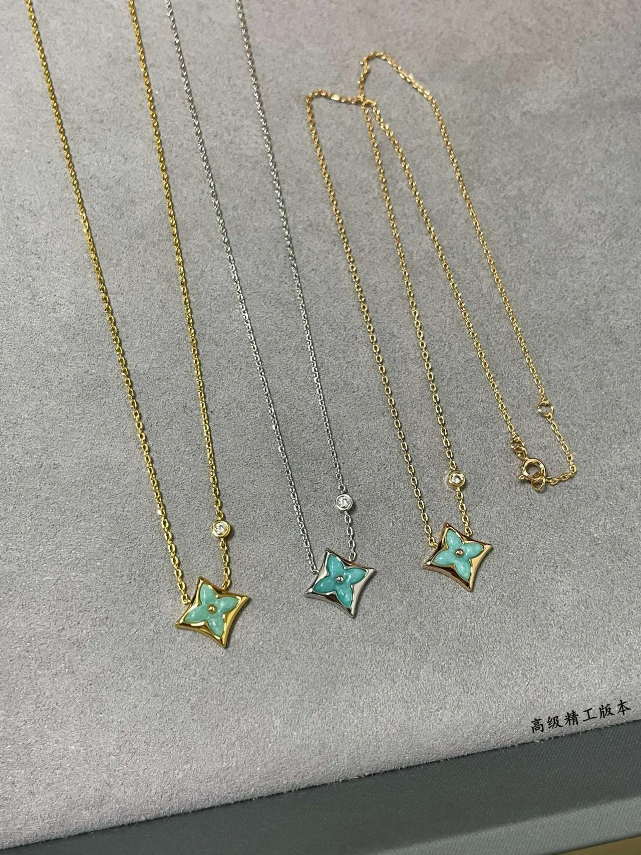 Louis Vuitton LV Colliers pendentifs en fleur d'émail turquoise en forme de quatre feuilles 5