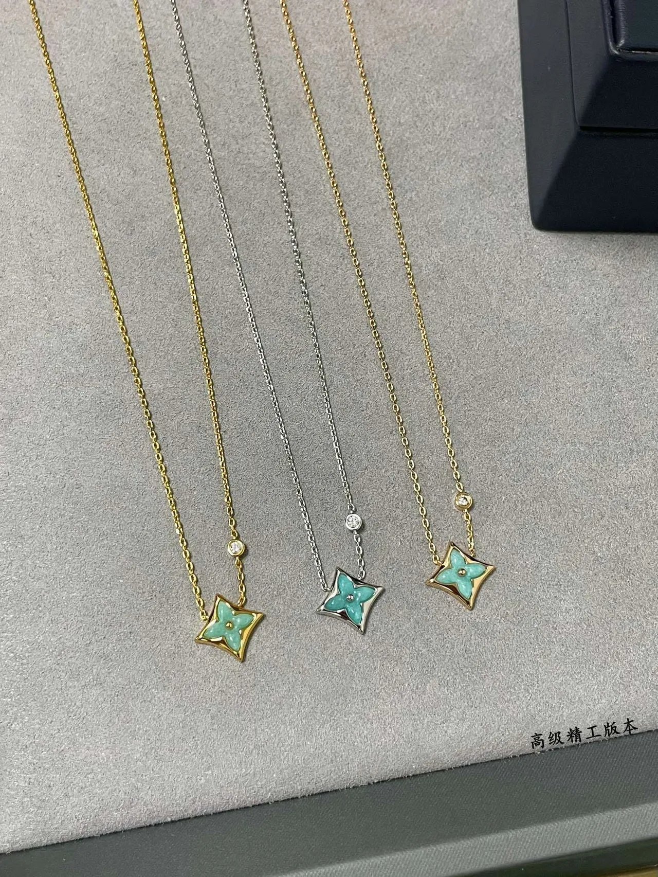 Louis Vuitton LV Colliers pendentifs en fleur d'émail turquoise en forme de quatre feuilles 7