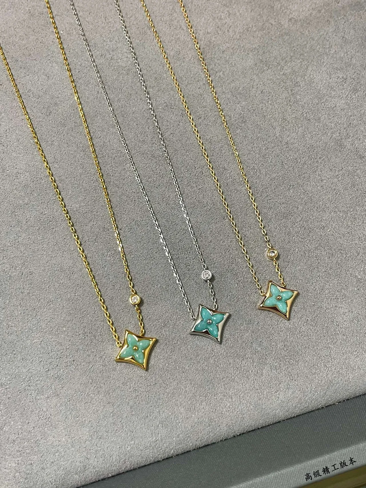 Louis Vuitton LV Colliers pendentifs en fleur d'émail turquoise en forme de quatre feuilles 8