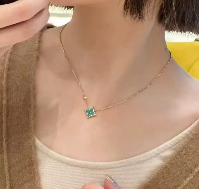 Louis Vuitton LV Colliers pendentifs en fleur d'émail turquoise en forme de quatre feuilles 9