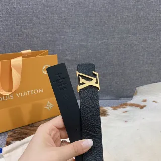 Louis Vuitton LV Initiales काला पेबल्ड लेदर बेल्ट