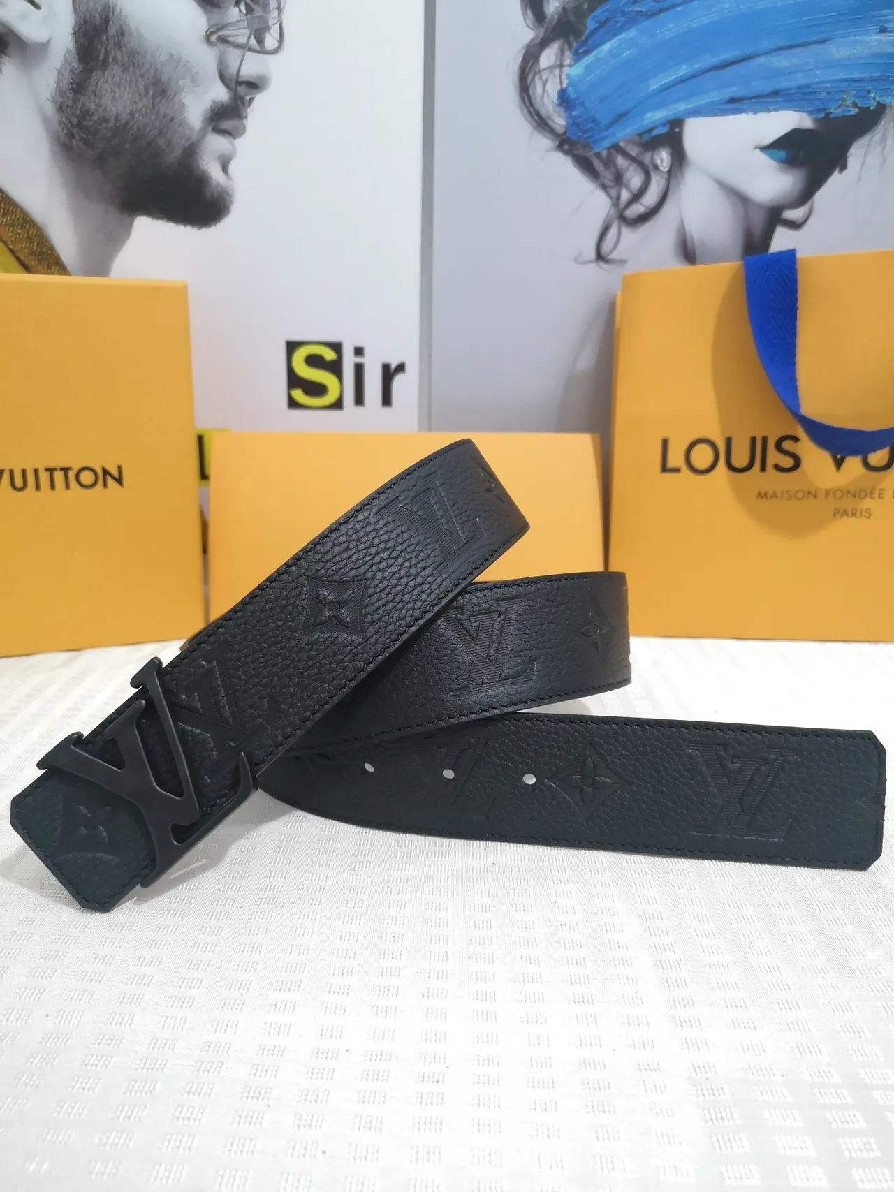 Louis Vuitton LV Initiales Cinturón de cuero negro granulado 2
