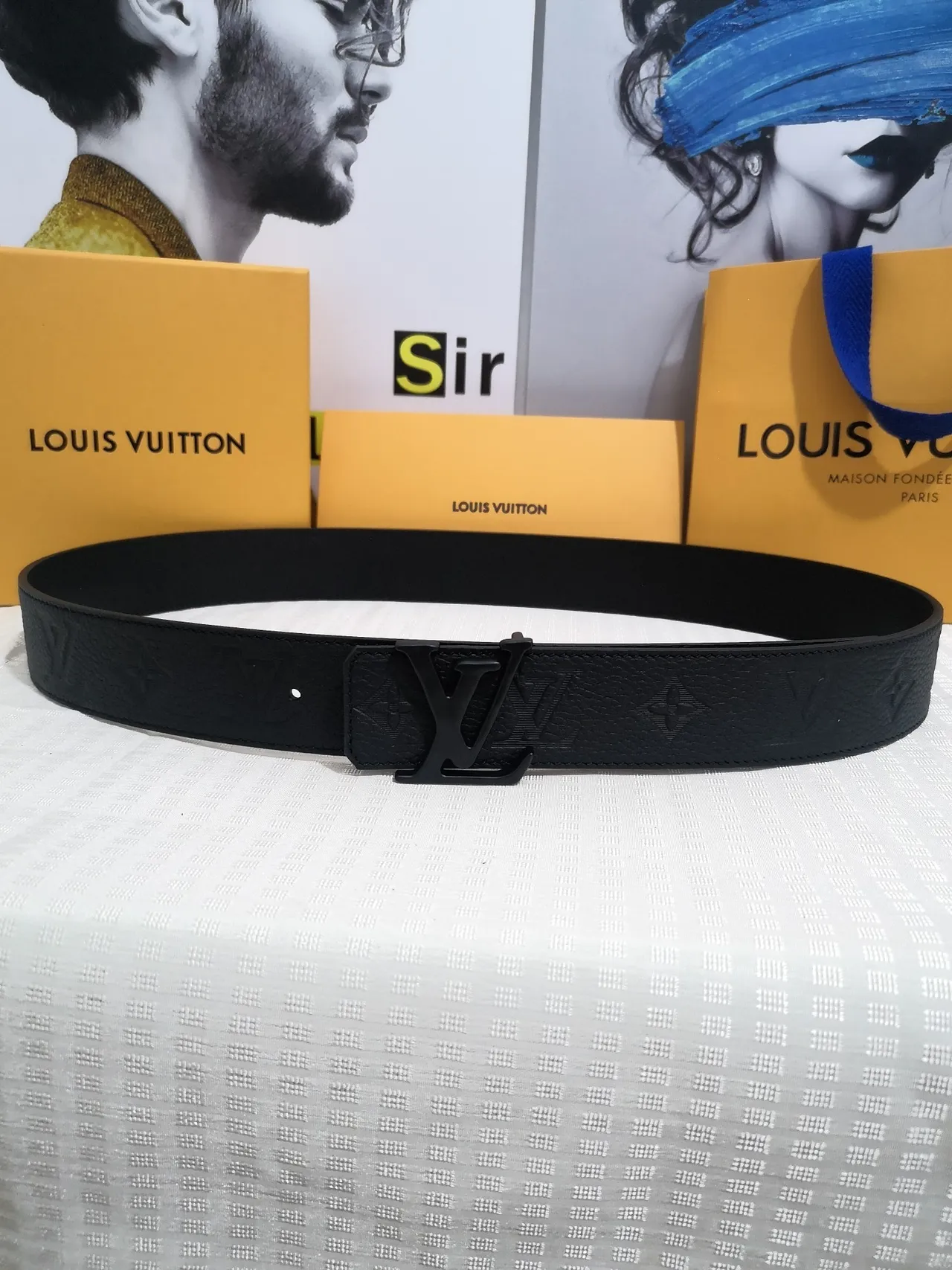Louis Vuitton LV Initiales Cinturón de cuero negro granulado 4