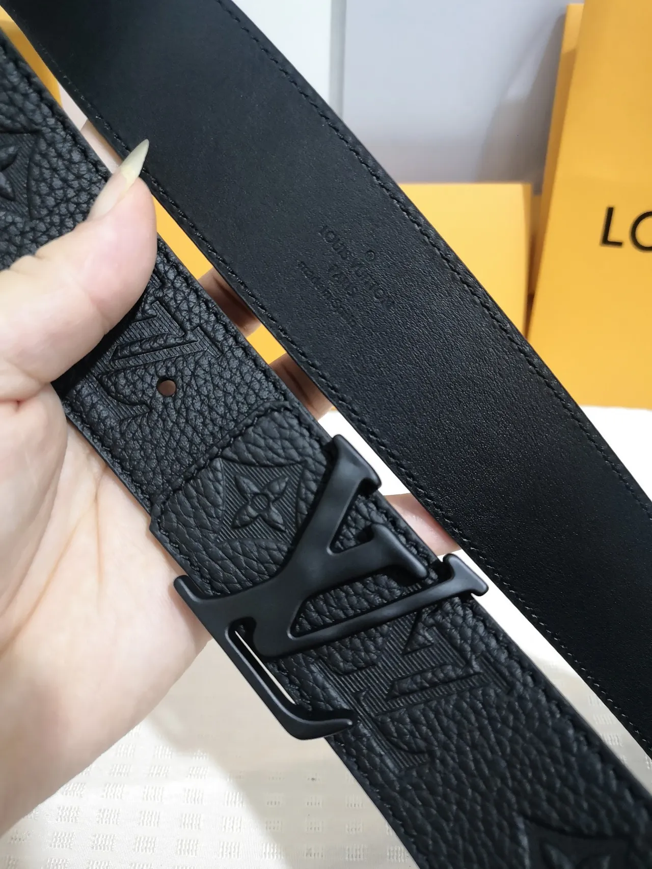 Louis Vuitton LV Initiales Cinturón de cuero negro granulado 5