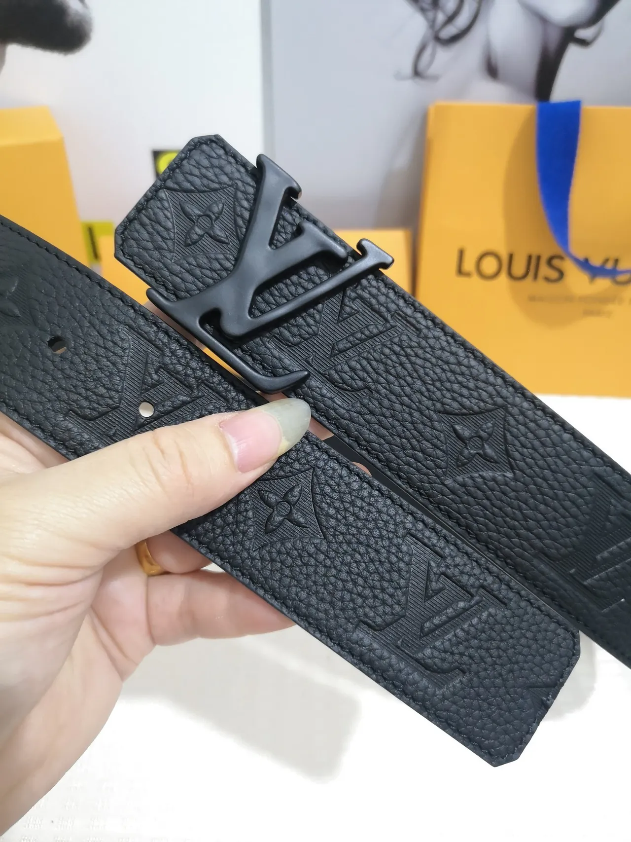 Louis Vuitton LV Initiales Cinturón de cuero negro granulado 6
