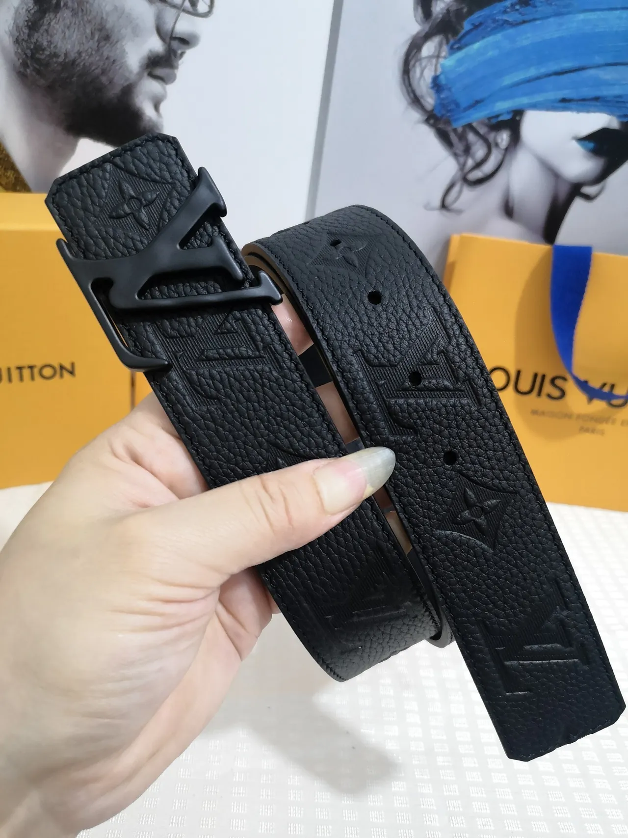 Louis Vuitton LV Initiales Cinturón de cuero negro granulado 7