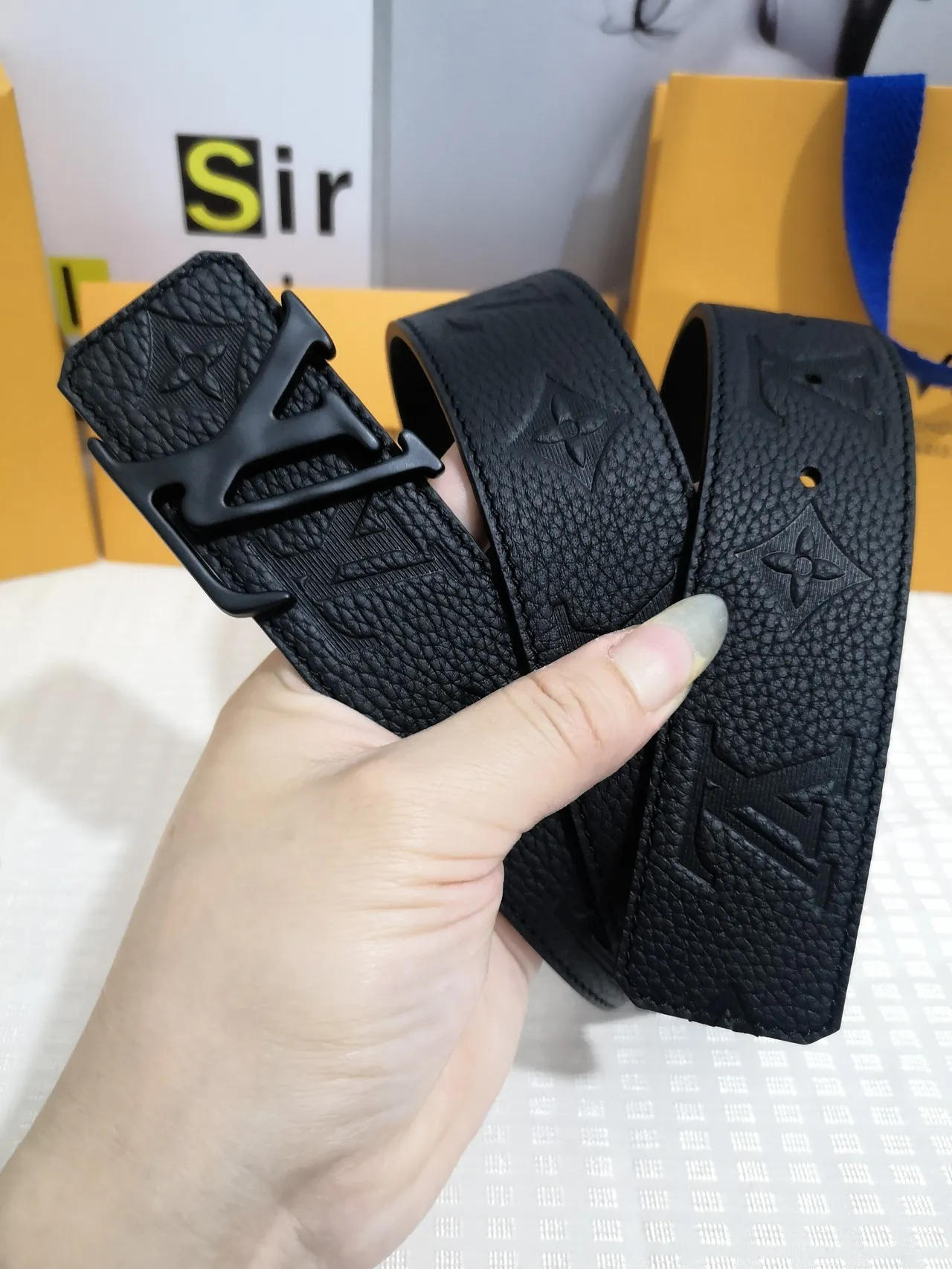 Louis Vuitton LV Initiales Cinturón de cuero negro granulado 8