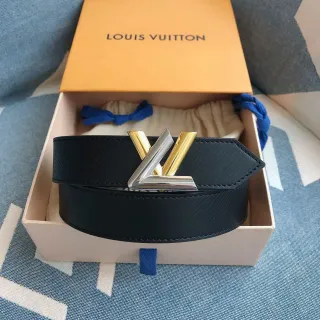 Louis Vuitton LV Initiales काली टेक्स्चर्ड चमड़ा बेल्ट