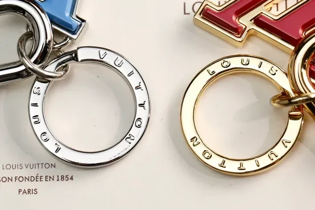 Louis Vuitton LV Logo أزرق ذهبي مينا مطبوع معدني كليب كارابينير سوار 2