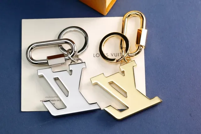 Louis Vuitton LV Logo أزرق ذهبي مينا مطبوع معدني كليب كارابينير سوار 3
