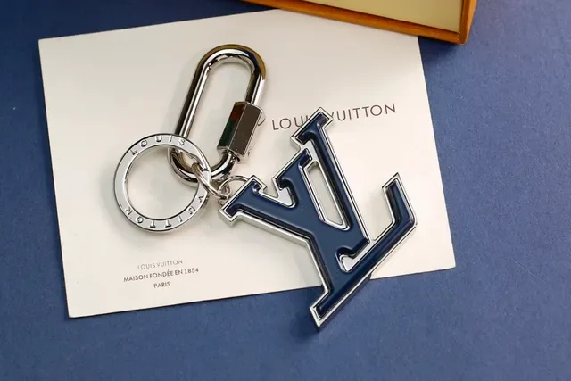 Louis Vuitton LV Logo أزرق ذهبي مينا مطبوع معدني كليب كارابينير سوار 4