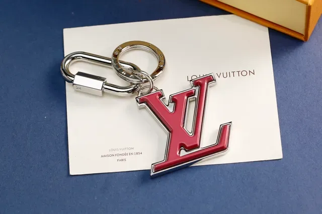 Louis Vuitton LV Logo أزرق ذهبي مينا مطبوع معدني كليب كارابينير سوار 5