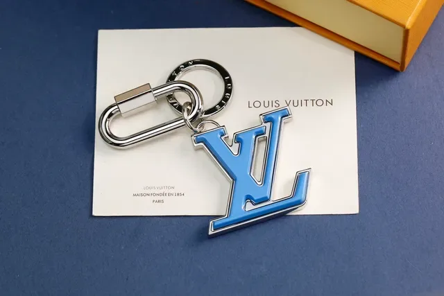 Louis Vuitton LV Logo أزرق ذهبي مينا مطبوع معدني كليب كارابينير سوار 6