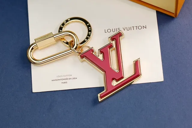 Louis Vuitton LV Logo أزرق ذهبي مينا مطبوع معدني كليب كارابينير سوار 8