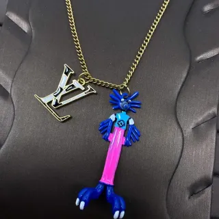 Colar com dois pingentes Louis Vuitton LV Monogram e Figurine