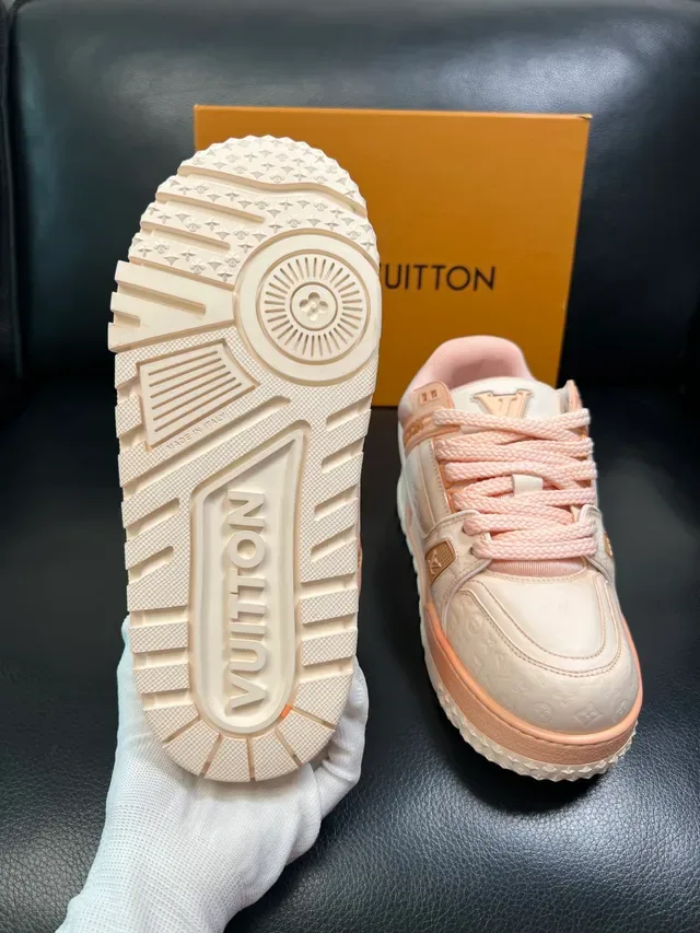 Louis Vuitton LV Trainer Bege Rosa Monograma Embossado Couro Sola Chunky Layered Lifestyle Sneakers 2