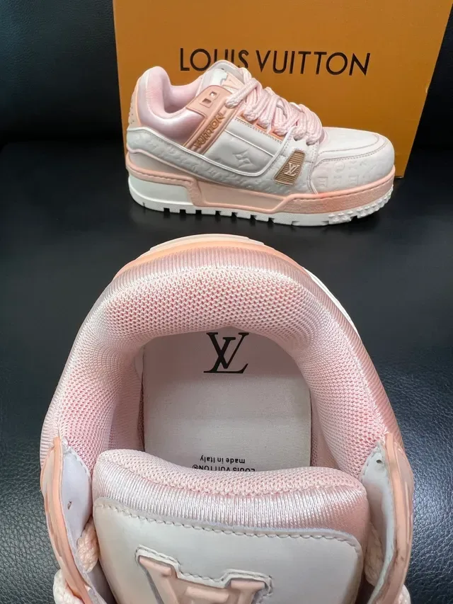 Louis Vuitton LV Trainer Bege Rosa Monograma Embossado Couro Sola Chunky Layered Lifestyle Sneakers 4