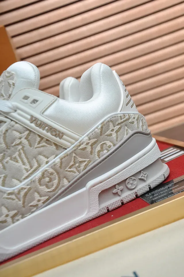 Louis Vuitton LV Trainer Bege Branco Monogram Jacquard Upper Chunky Sculpted Sole Tênis Lifestyle 2
