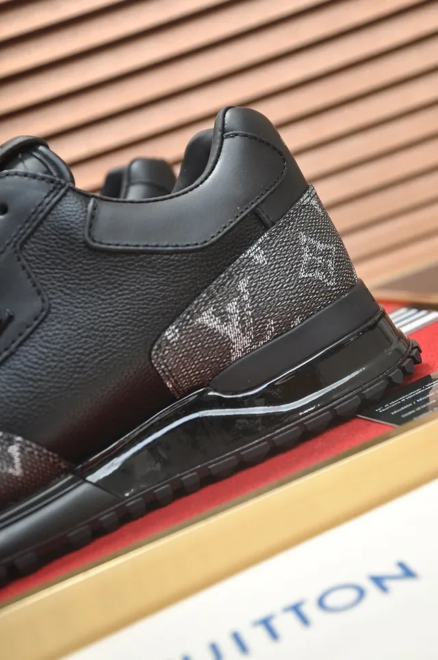 حذاء رياضي أسلوب حياة لويس فتون LV Trainer أسود و رمادي Monogram ألواح القماش جلد ناعم 2