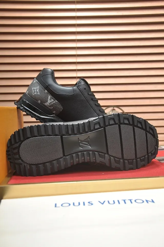 حذاء رياضي أسلوب حياة لويس فتون LV Trainer أسود و رمادي Monogram ألواح القماش جلد ناعم 3