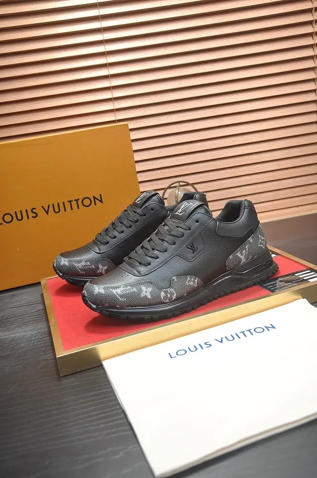 حذاء رياضي أسلوب حياة لويس فتون LV Trainer أسود و رمادي Monogram ألواح القماش جلد ناعم 4